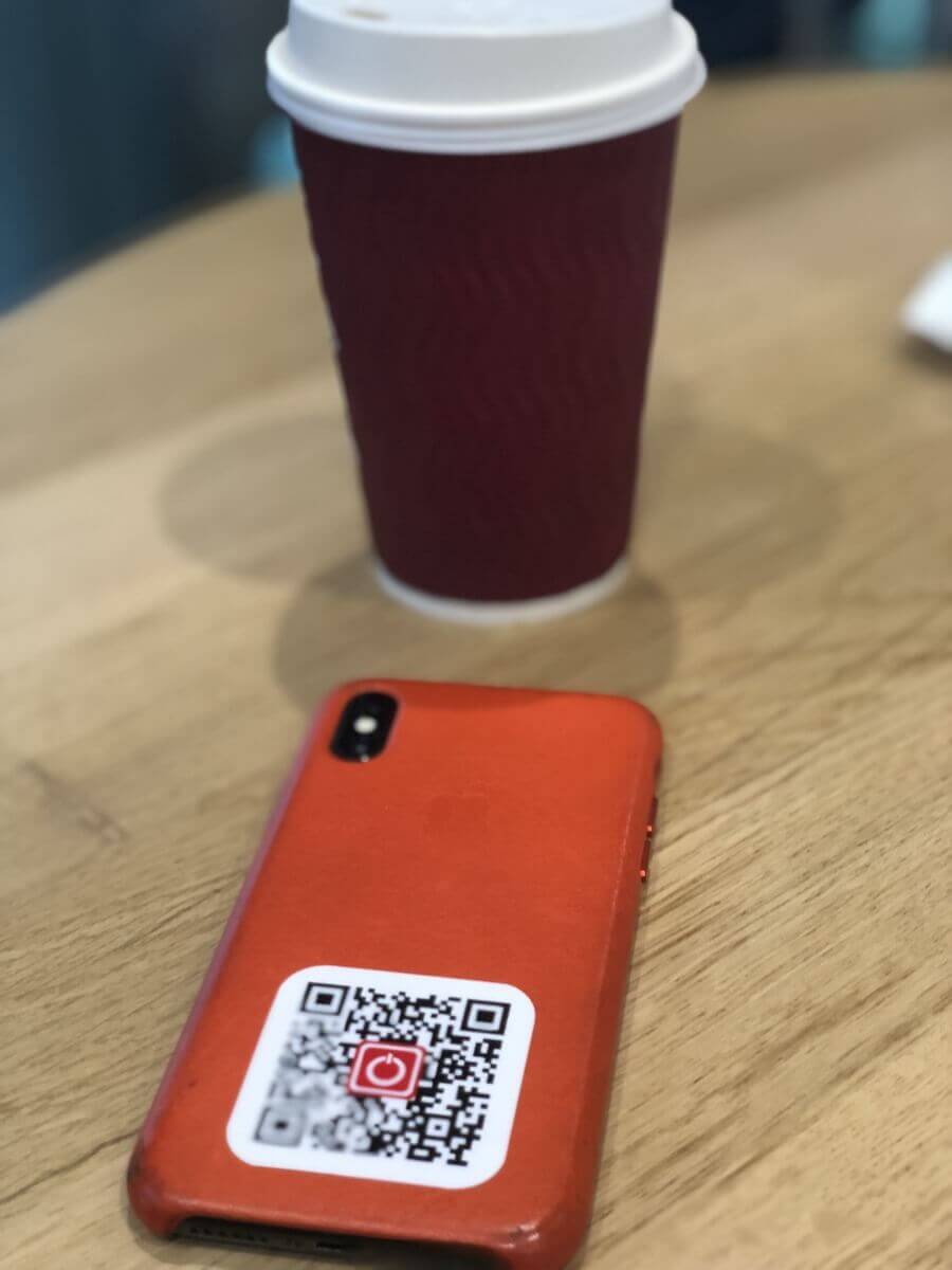 QR-стикер на телефоне